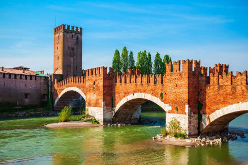 Castello medievale e ponte sul fiume a Verona, Italia - alloggio in architettura storica