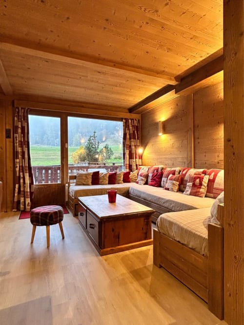 Appartement chalet luxueux à La Plagne avec vue montagne, poutres en bois, cheminée et salon confortable