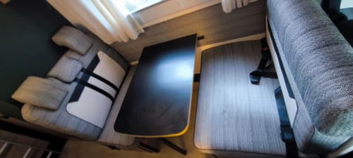 Interior de caravana Gozamena en Corralejo con sala de estar, comedor y cocina para 5-6 huéspedes