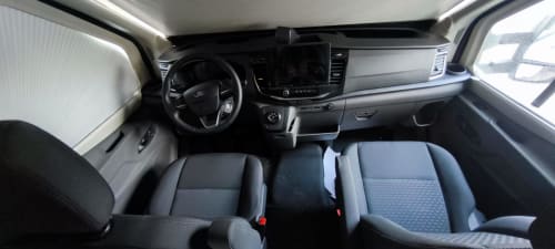 Interior de caravana Rimor Kilig GOZACAMPER con volante, salpicadero y cómodos asientos en Corralejo