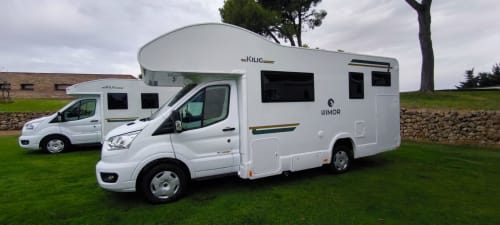 Autocaravana Gozamena RIMOR Kilig estacionada en Corralejo, La Oliva - caravana blanca con ventanas para 5-6 huéspedes
