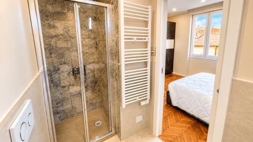 Moderno bagno a TuffonelBlu a Ventimiglia con doccia in vetro, scaldasalviette e vista sulla camera