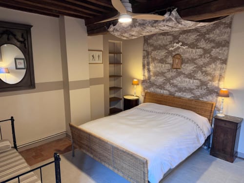 Chambre douillette aux Gîtes Changy Tourny avec lit queen-size, poutres en bois et décor rustique en gîte rural français