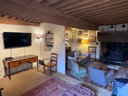 Séjour rustique avec poutres apparentes, TV, cheminée et confortable salle de séjour aux Gîtes Changy Tourny