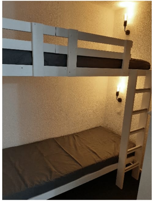 Lits superposés avec draps marron dans l'appartement 656 à GNM Vars, France, accueillant 4-6 hôtes