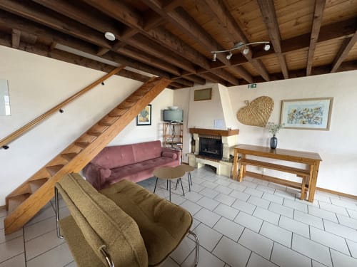 Spacieux loft à Aux 4 Chalets Corbion avec poutres en bois, cheminée et confortable salon à Bouillon