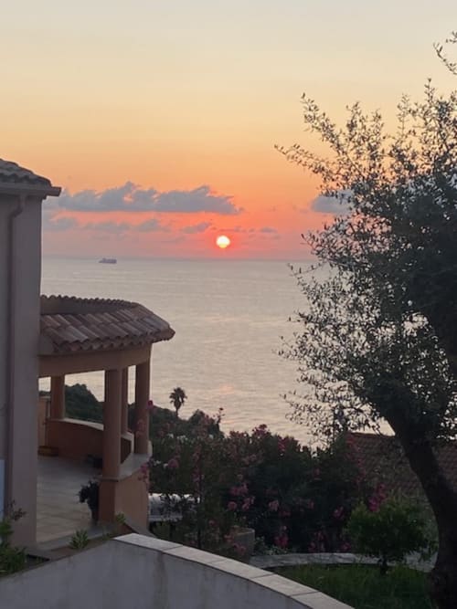 Coucher de soleil sur la Méditerranée depuis la villa Altezza à San-Martino-di-Lota avec terrasse, jardin et voilier