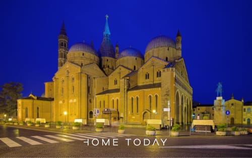 Cattedrale copta illuminata di Padova al tramonto, localizzazione dell'appartamento Hometoday