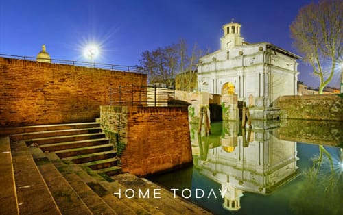 Storica fortezza di Padova e cappella al tramonto riflesse nell'acqua tranquilla, vicino all'appartamento Hometoday