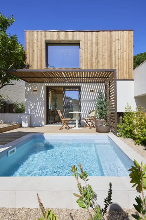 Vila moderna de madeira com piscina na República do Sul, Aroeira. Arquitetura contemporânea com terraço e área de convivência.