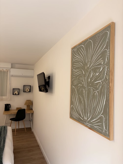Chambre moderne à l'Hôtel les Vieilles Pierres avec bureau de travail, TV murale et décor botanique à Eymet