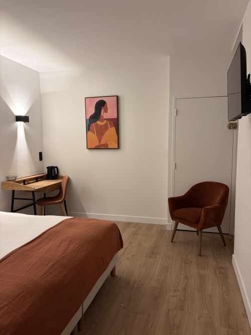 Chambre contemporaine à l'Hôtel les Vieilles Pierres avec lit, bureau de travail, fauteuil et œuvres d'art modernes