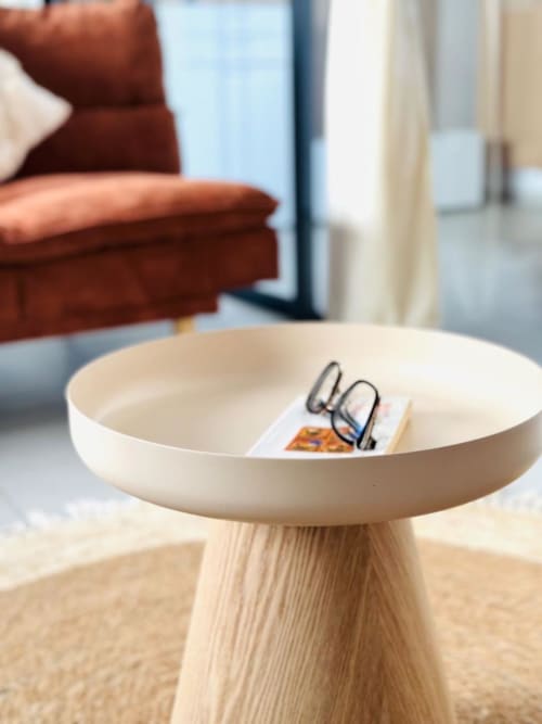Élégante table en bois massif avec bol crème présentant des lunettes dans l'appartement Cocon de Kess à Maisons En Or, Cayenne