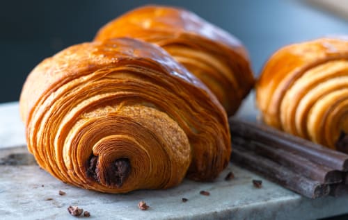 Croissants dorés au chocolat et bâtons de cannelle au petit-déjeuner d'Apartamentos Mimare Denia