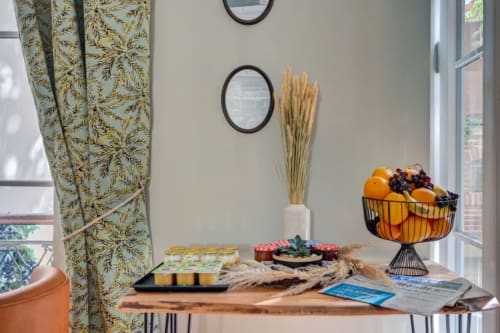 Dettaglio soleggiato della camera dell'hotel boutique Provencia Marseille con specchi decorativi, grano secco, agrumi freschi e