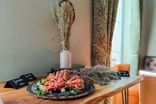 Elegante tagliere con salumi, verdure e spighe di grano al Boutique Hôtel Provencia di Marsiglia