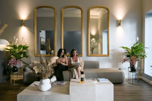 Elegante atrio del Boutique Hôtel Provencia a Marsiglia con specchi dorati, arredi raffinati e design contemporaneo