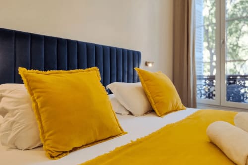 Camera Matrimoniale Superiore al Boutique Hôtel Provencia di Marsiglia con testata blu navy, cuscini gialli e accesso a balcone con vista sul mare