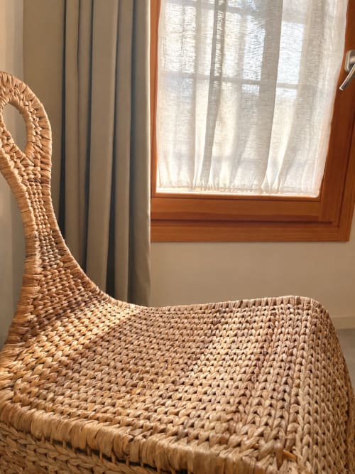 Cadira de vímec teixit vora finestra de fusta a l'Habitació Trepat de l'Hotel Boutique L'Algars, Càceres