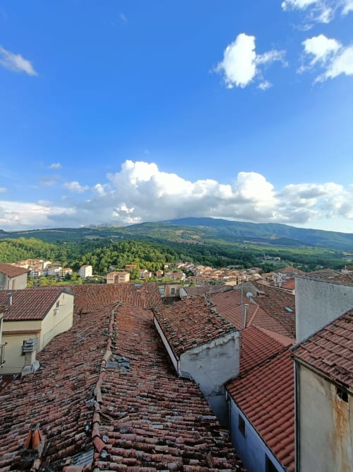 Vista dal tetto di Affittacamere Il Portale a Spinoso, Italia: coppi in terracotta, colline e montagne verdi