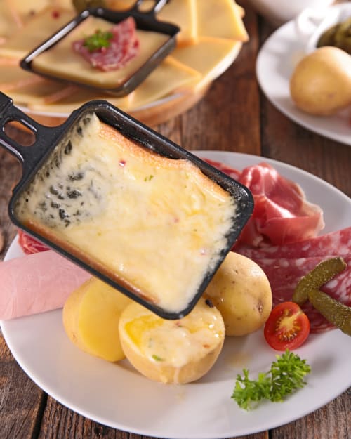 Raclette râpée sur du pain avec charcuterie, cornichons et tomates aux Cabanes du Nideck, Oberhaslach
