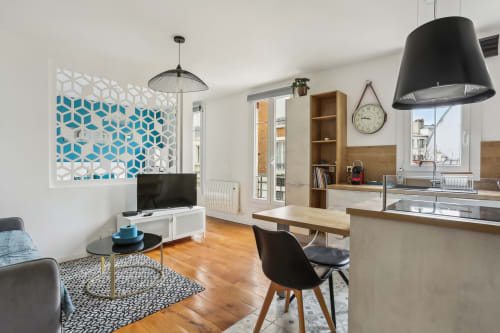 Appartement parisien moderne à la Résidence Aurmat avec cuisine ouverte, salle à manger et séjour orné d'art géométrique