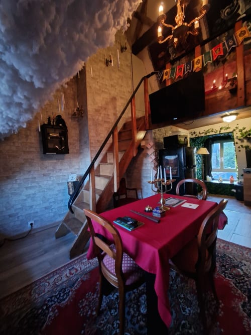 Salle à manger enchantée à L'école des sorciers de l'hôtel Accolade, Châteaudun avec table rouge et murs en brique