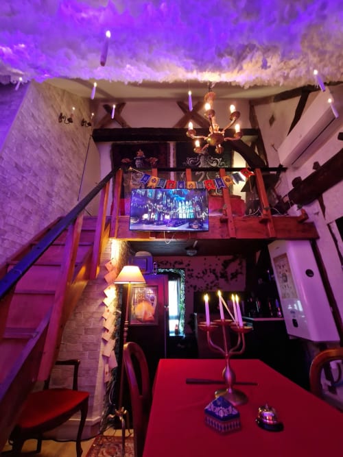 Appartement immersif L'école des sorciers à l'Hôtel Accolade, Châteaudun, avec éclairage violet et décoration magique