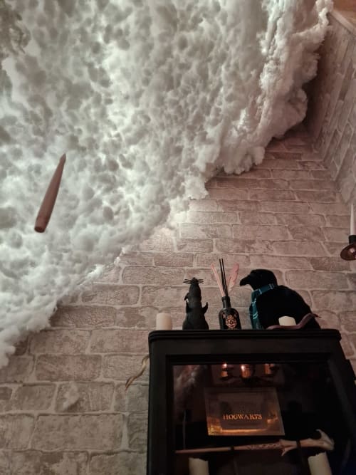 Cheminée décorée de motifs magiques dans l'appartement thématisé Poudlard d'Accolade à Châteaudun