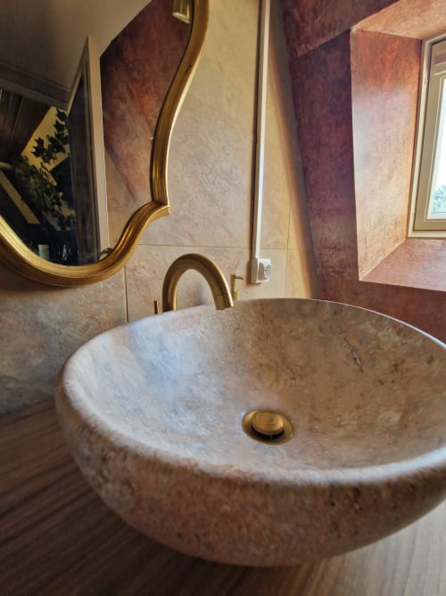 Vasque de luxe en travertin avec robinetterie laiton, appartement L'école des sorciers de l'hôtel Accolade, Châteaudun