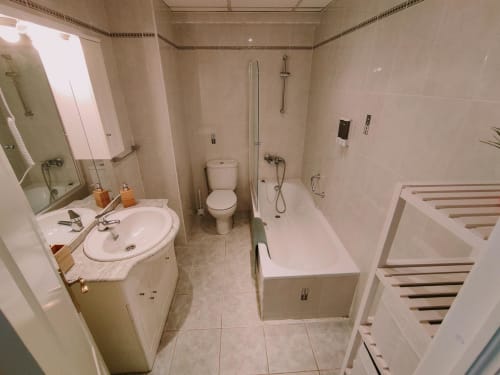 Salle de bain moderne avec lavabo, toilettes, baignoire et douche dans l'appartement Love Rent4, Torremolinos