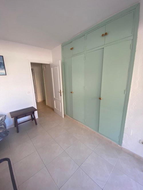 Chambre spacieuse avec armoires intégrées vert menthe et poignées en bois, Love Rent4 Málaga, Torremolinos