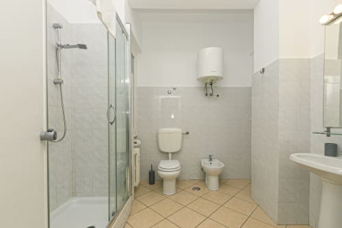 Moderno bagno dell'appartamento Rosa House a Genova con doccia, WC, bidet, lavabo e acqua calda