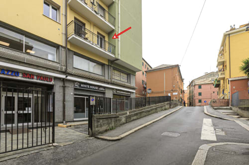 Palazzo residenziale ML White House a Genova con vista sulla strada cittadina e facciate colorate