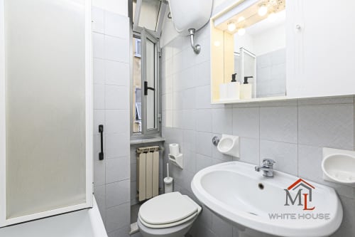 Bagno moderno dell'appartamento ML White House a Genova con sanitari bianchi, doccia, toilette, lavabo e scaldasalviette