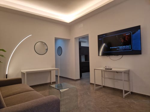 Soggiorno moderno a Genova con TV schermo piatto, illuminazione neon e arredamento minimalista