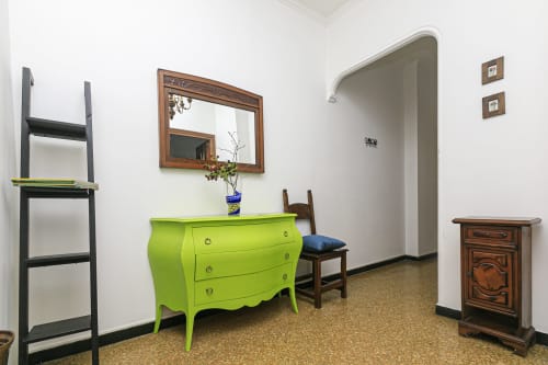 Luminoso interno di appartamento con comò verde lime, arredamento in legno e pavimento in sughero a ML White House a Genova