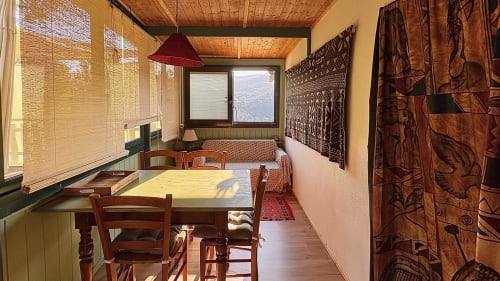 Camera da letto in villa in legno a Podere di Maggio, Santa Fiora, con arredi rustici, vista sulle montagne e decori tradizionali