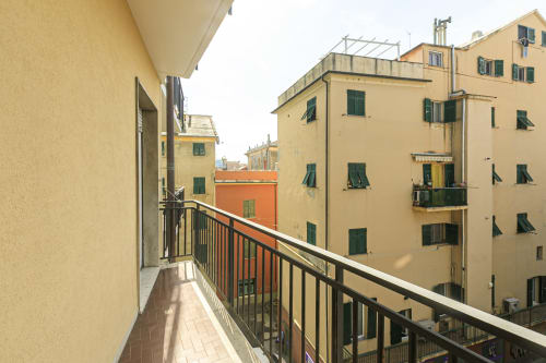 Vista dal balcone di edifici gialli e color terracotta a Genova, Italia dall'appartamento EDERA HOUSE