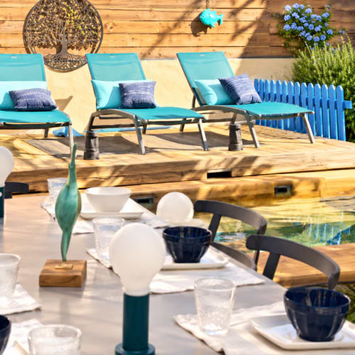 Terrasse des Villas d'A Storia avec transats turquoise, espace repas et vue sur la piscine à Lecci