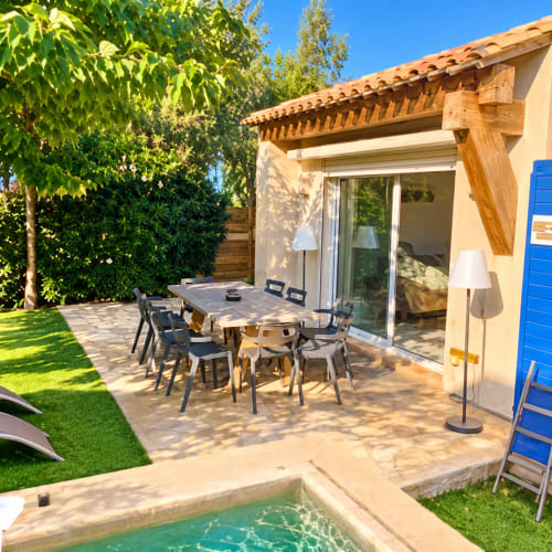 Terrasse de villa Les Villas d'A Storia à Lecci avec piscine, table à manger et jardin sous pergola en bois