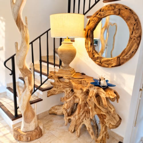 Lampe de table en bois flotté et miroir circulaire à la villa Les Villas d'A Storia, Lecci, avec décoration naturelle en bois