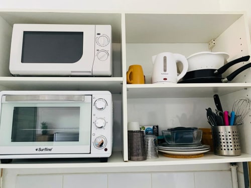 Étagères de cuisine de l'appartement Hibis Gold à Maisons En Or, Cayenne, avec micro-ondes, four, bouilloire et ustensiles de cuisine