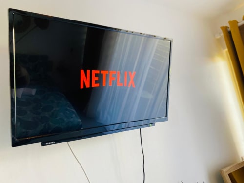 Écran de chargement Netflix sur téléviseur Toshiba mural dans l'appartement Hibis Gold aux Maisons En Or, Cayenne