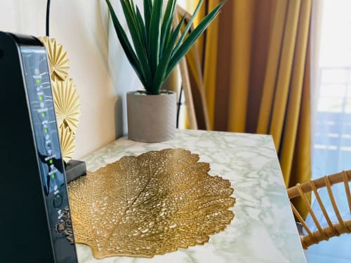 Appartement de luxe Maisons En Or avec feuille d'or, bureau en marbre, plante en pot et vue sur le jardin Cayenne