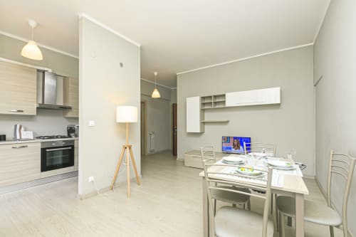 Moderno appartamento a Genova con living open-plan, zona pranzo, cucina attrezzata e vista sulla città by ERICA HOUSE di ML White