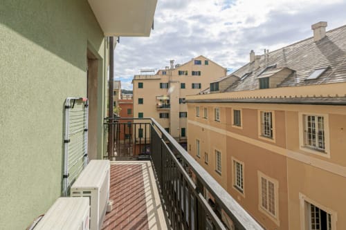 Balcone soleggiato con vista sulla città di Genova, appartamento Papavero House