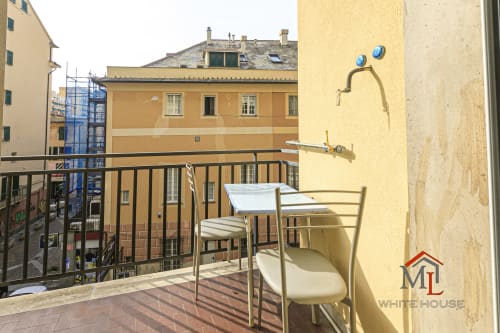 Balcone privato della ML White House, appartamento a Genova con vista città, sedute e tavolo all'aperto