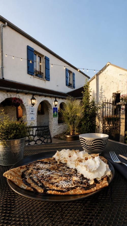 Crêpe au chocolat et crème fouettée à la cour du Relais Saint-Laurent à Chevreuse, France