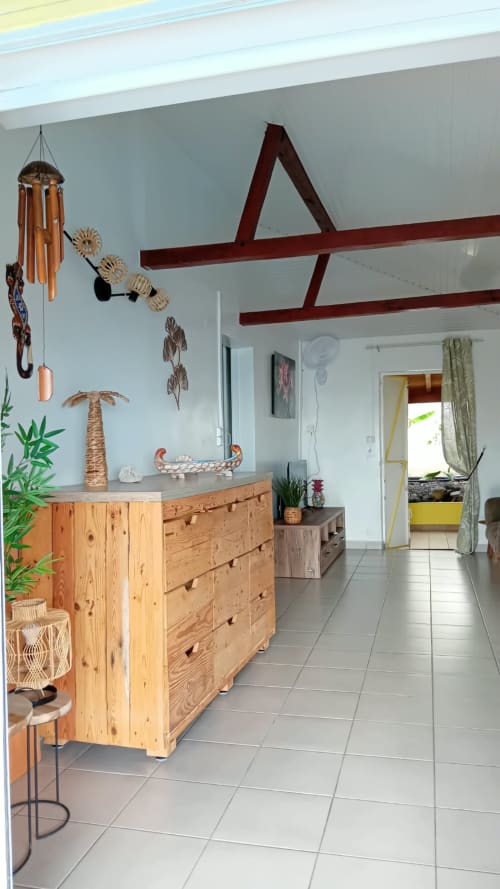Villa lumineuse avec mobilier en bois, carillons corail, poutres apparentes et vue sur l'océan à Bouillante